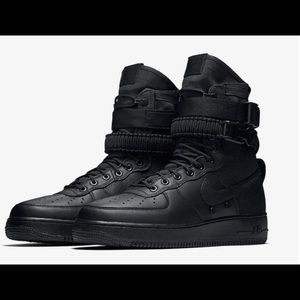 NIKE WOMEN SF AIR FORCE 1 BOOTS SIZE 9